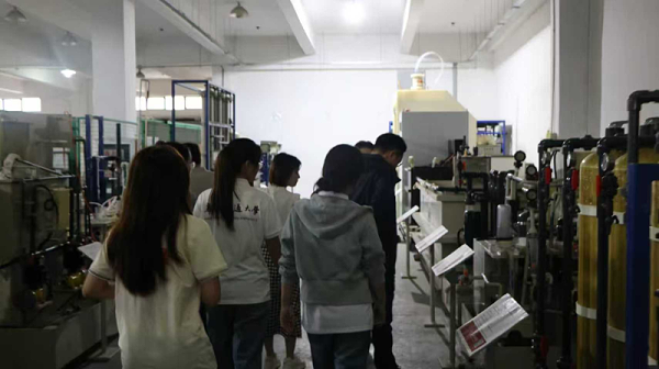 华东交通大学一行参访依斯倍工业废水处理中试平台，校企携手智启创新新征程 (2)