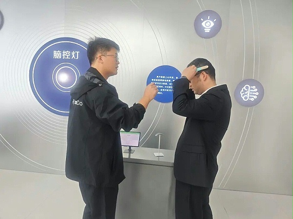 依斯倍一行前往浙江强脑科技参访学习 (4)