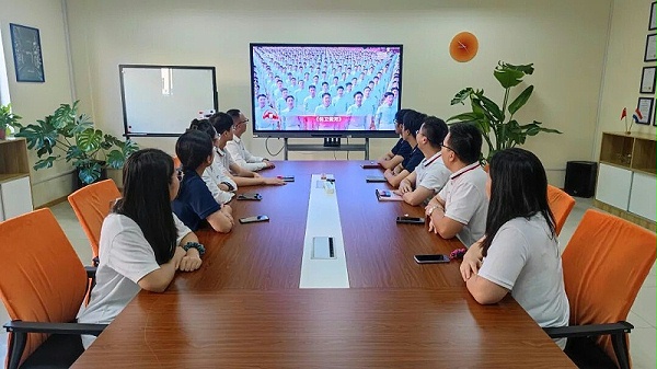 依斯倍组织员工观看抗战胜利80周年阅兵仪式 (3)